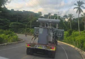 Edeeste traslada transformador de potencia hacia Miches y aclara incidente que involucró al síndico de Nisibón durante operativo técnico