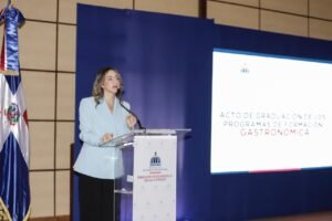 Desarrollo Social Supérate gradúa 300 estudiantes del Centro de Superación Gastronómica de Boca Chica