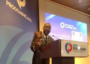 Estudiantes de Utesur asisten a charla de comercio internacional y el uso de Inteligencia Artificial IA