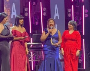 Amarilys Durán recibe reconocimiento "Mujer del Año" en los Premios La Flor 2025