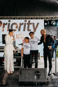 Priority Courier celebra su fiesta de Navidad con reconocimientos, música y emotivo  homenaje