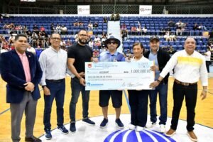 Alcaldía de La Vega otorga aporte de un millón de pesos al Torneo de Baloncesto Superior con Refuerzos