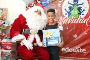 Colaboradores de Edeeste apadrinan con entrega de juguetes a niños del sector Capotillo