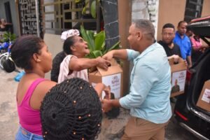 Carlos Gil agasaja familias de SDE en medio de incertidumbre navideña