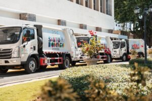 Alcaldía del Distrito Nacional integra cuatro nuevos camiones compactadores para recogida en la circunscripción dos