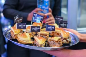 Wayback Burgers celebra su primer aniversario en República Dominicana con nueva apertura en Los Altos Town Center