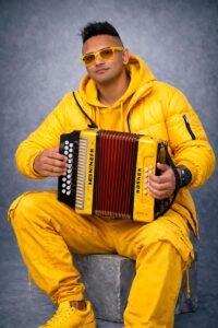 Adid reinventa “Café con ron” a ritmo de merengue típico