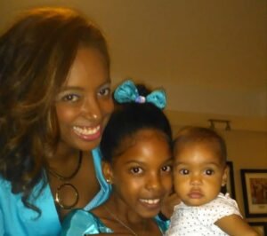 Ser Joven, Mujer y de Escasos Recursos: la triple barrera que marca el destino de miles en República Dominicana