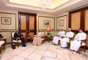 Embajador Rodríguez Durán entrega las copias de estilo de sus cartas credenciales en el Sultanato de Omán