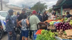 DIGESETT junto a la Policía Municipal y Alcaldía realiza operativo para recuperar espacios públicos en Bayaguana
