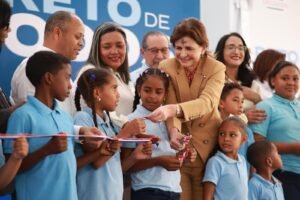 Gobierno inaugura escuela y estancia infantil en Azua que beneficiarán a cerca de mil niños