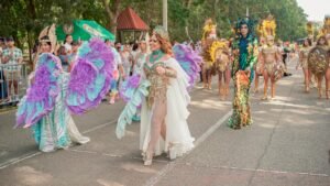 Brenda Sánchez participa en comparsa “La Furia de Atenea” en el Carnaval de Santiago