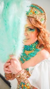 Brenda Sánchez participa en comparsa “La Furia de Atenea” en el Carnaval de Santiago