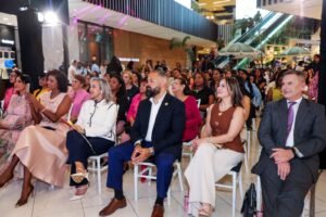 “Mujer de Pie” llena el Atrio Central de Downtown Center 