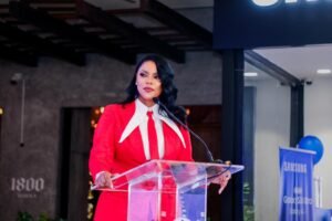 “Mujer de Pie” llena el Atrio Central de Downtown Center 