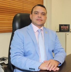 Dr. Julio Landron lamenta tragedia ocurrida en centro de salud y llama a fortalecer la cultura de respeto hacia las mujeres

Santo Domingo.– El director ejecutivo del Servicio Nacional de Salud (SNS), doctor Julio César Landrón, calificó como "muy lamentable" el hecho de violencia que cobró la vida de una mujer que buscó refugio en un centro de salud, al tiempo que hizo un llamado a la conciencia de la sociedad para prevenir este tipo de tragedias.

Landrón explicó que la víctima logró ingresar al área de parqueo del hospital en procura de protección. Sin embargo, recordó que los hospitales son centros de puertas abiertas que no pueden restringir el acceso a las áreas destinadas a la entrada y salida de ambulancias, pacientes y familiares que requieren asistencia médica de manera urgente.

"Los hospitales no pueden estar cerrados. Nosotros protegemos la integridad de nuestros pacientes, familiares y colaboradores dentro de los centros de salud, pero las áreas de acceso y parqueo deben permanecer disponibles para garantizar una respuesta rápida ante cualquier emergencia", manifestó.

El titular del SNS expresó su profundo pesar por la muerte de la mujer y aprovechó la ocasión para exhortar a la población, especialmente a los hombres, a fomentar relaciones basadas en el respeto y la convivencia pacífica.

"Nosotros venimos del vientre de una madre. Tenemos la responsabilidad de proteger, cuidar y respetar a las mujeres. Cuando una relación llega a un punto en el que ya no existe compatibilidad, la mejor decisión es tomar caminos separados y nunca recurrir a la violencia", afirmó.

Asimismo, destacó que la violencia intrafamiliar y de género continúa siendo un desafío social que requiere el compromiso de toda la sociedad para evitar que más familias resulten afectadas por hechos de esta naturaleza.

En relación con las personas afectadas durante el incidente, informó que el personal médico actuó de manera inmediata para brindar la asistencia necesaria. Indicó que una de las víctimas no pudo sobrevivir a las heridas recibidas, mientras que otra persona lesionada fue intervenida quirúrgicamente de emergencia y permanece ingresada en condición delicada y bajo estricta vigilancia médica.

Finalmente, el doctor Landrón reiteró la disposición del SNS de continuar fortaleciendo la atención humanizada en la Red Pública de Servicios de Salud y expresó su solidaridad con los familiares de las víctimas en este difícil momento.