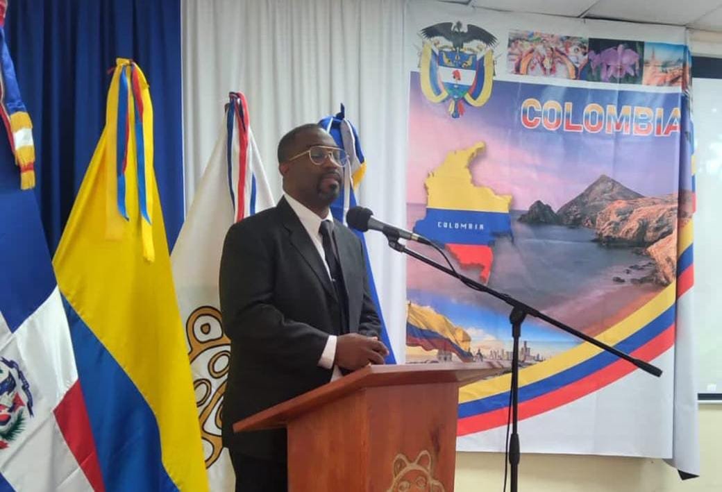 El catedrático y escritor Henry Valdez presentó sus obras en la XII feria internacional del libro y la Cultura de Neiba RD