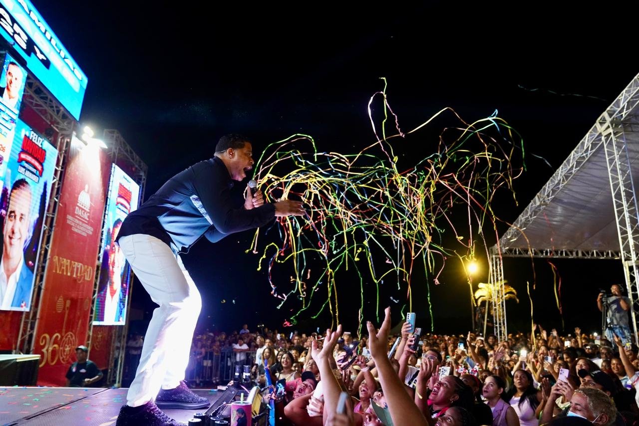 Jandy Ventura contagia de alegría inicio del programa Navidad 360