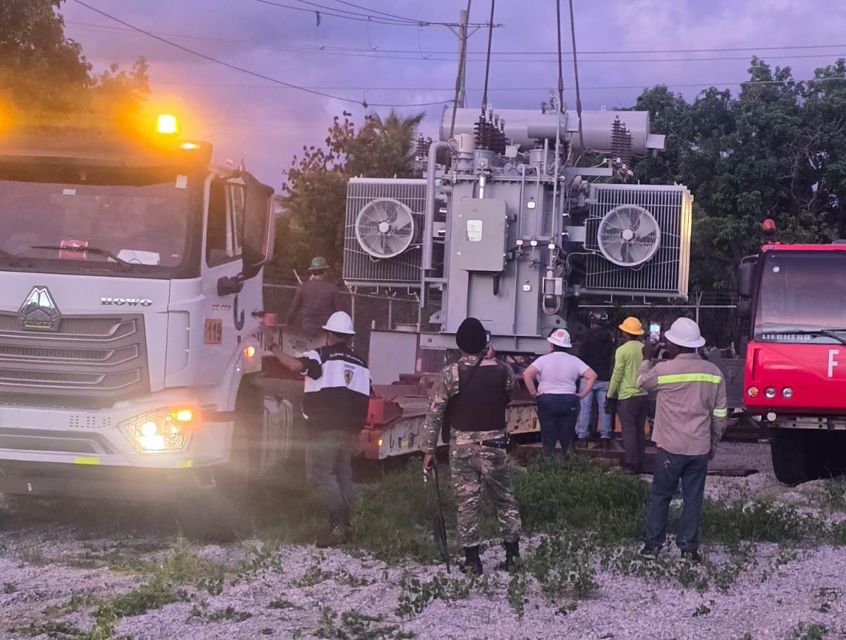 Edeeste traslada transformador de potencia hacia Miches y aclara incidente que involucró al síndico de Nisibón durante operativo técnico