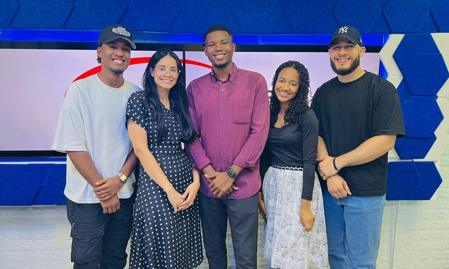 Un Mismo Espíritu impacta con su testimonio y adoración en “Socializando con Junior Caba RD”