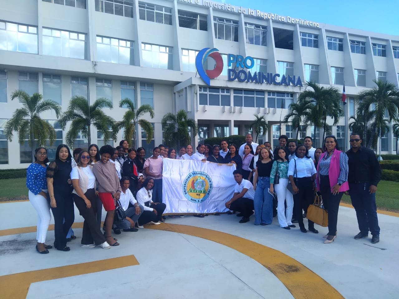 Estudiantes de Utesur asisten a charla de comercio internacional y el uso de Inteligencia Artificial IA