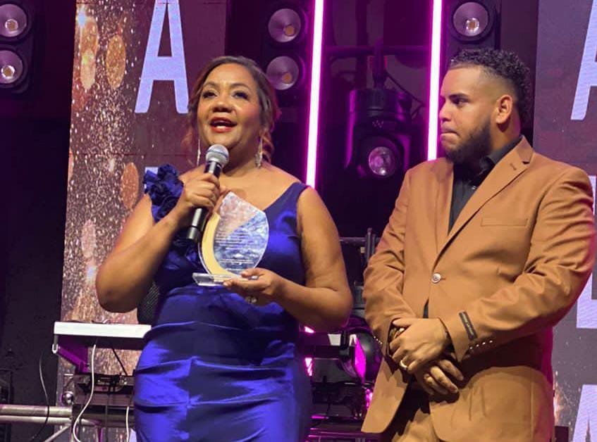 Amarilys Durán recibe reconocimiento «Mujer del Año» en los Premios La Flor 2025