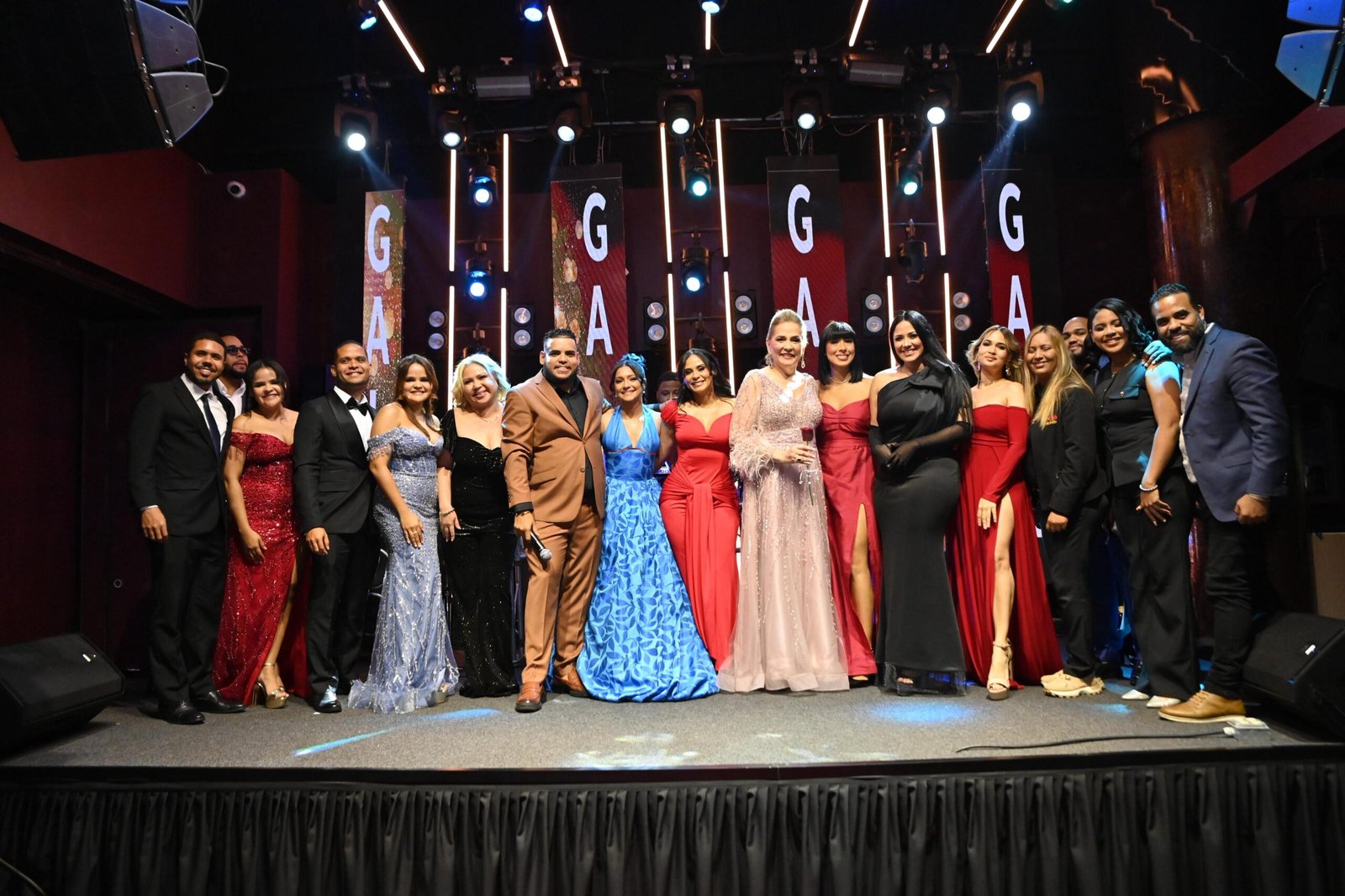 Premios La Flor 2025 reconoce lo mejor del talento dominicano en emotiva gala