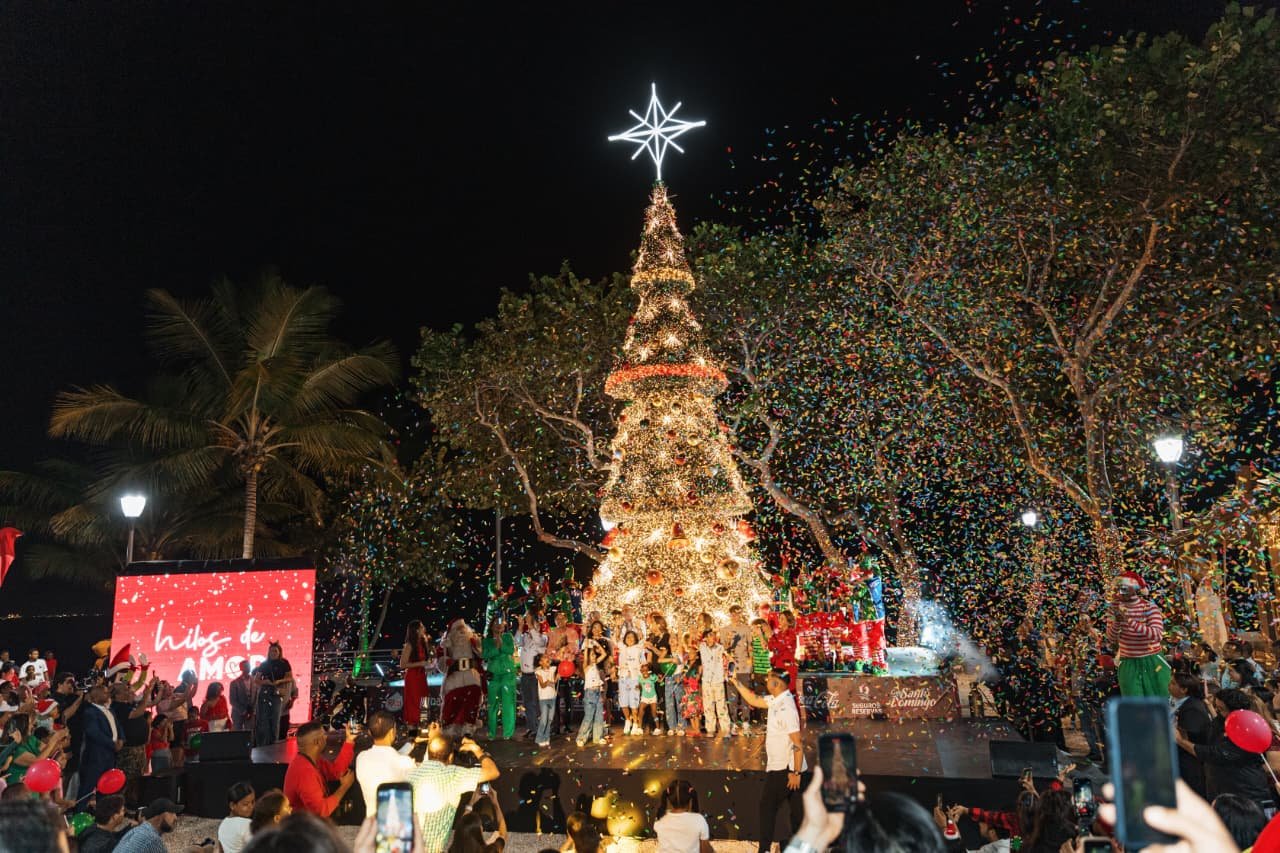 Carolina enciende la Navidad en el malecón con gran arbolito en la Plaza Santo Domingo