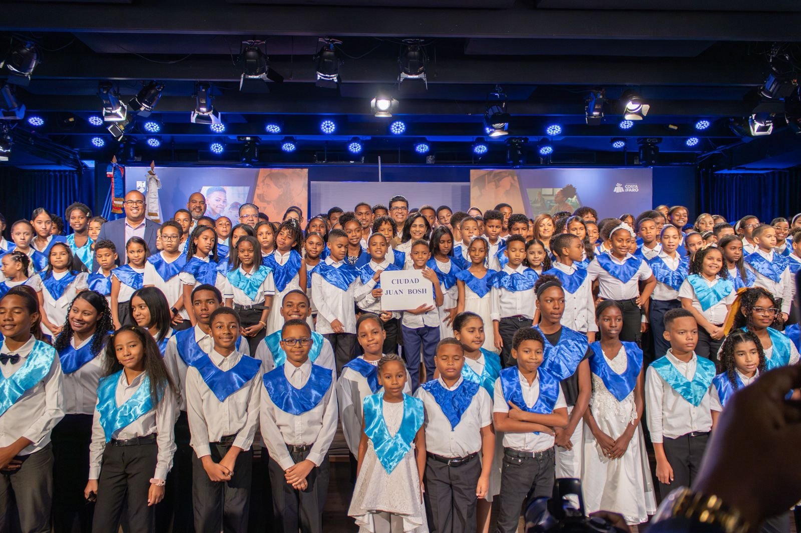 Dío Astacio cumple su palabra: 1,560 niños se gradúan de inglés totalmente gratis a través del Plan PROA