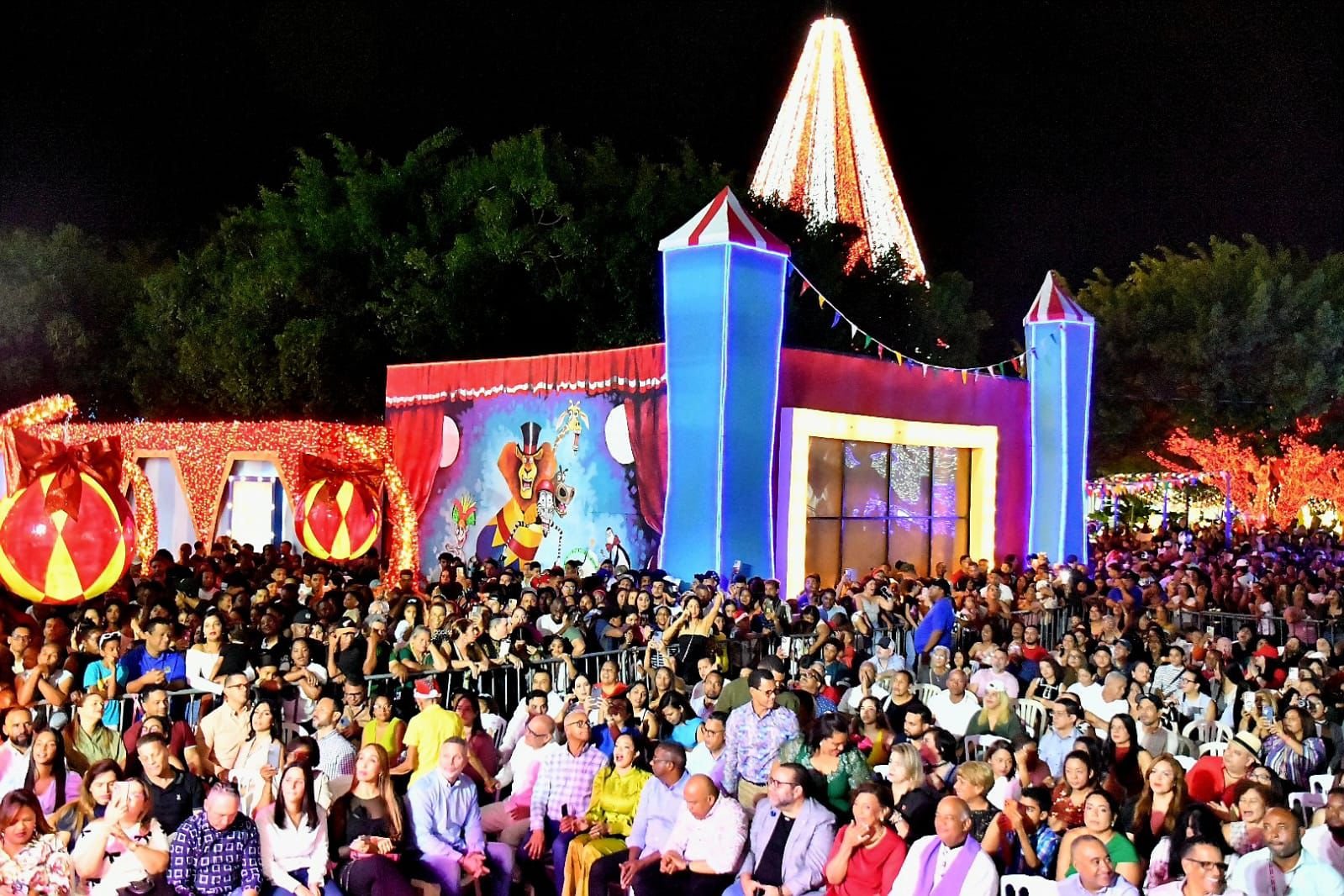 La Alcaldesa de La Vega Inaugura el Mágico Parque de la Navidad con un Espectacular Encendido de Luces