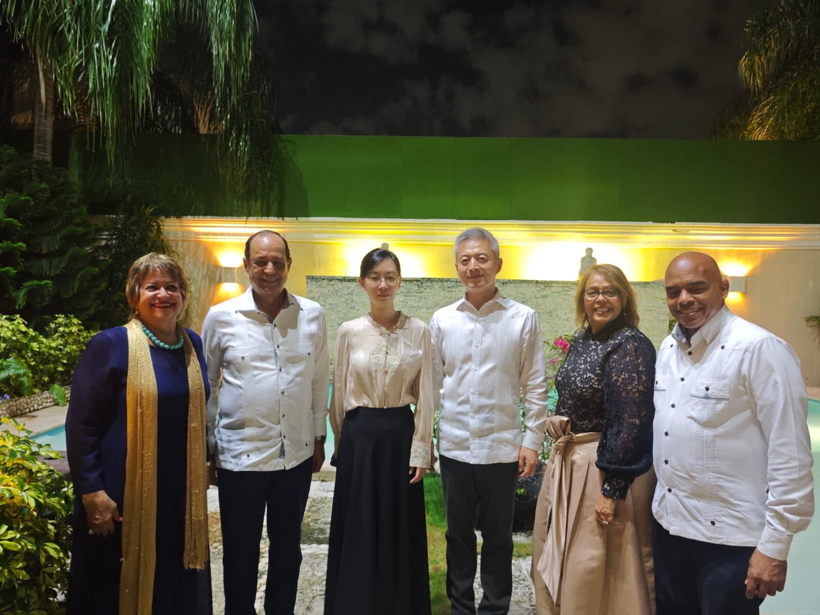 Embajador de China y esposa, agasaja con una cena de honor en su residencia a damas honorables de RD