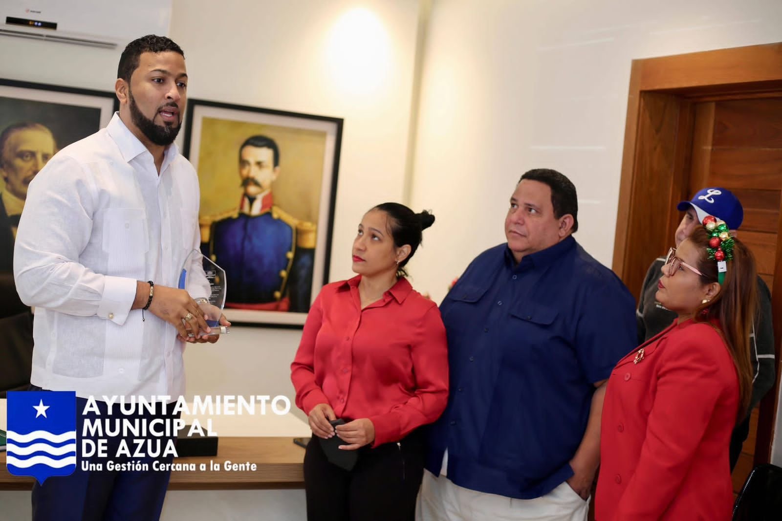 Ayuntamiento Municipal de Azua reconoce a Marcel Herrera por su valioso apoyo en las Fiestas Patronales 2025