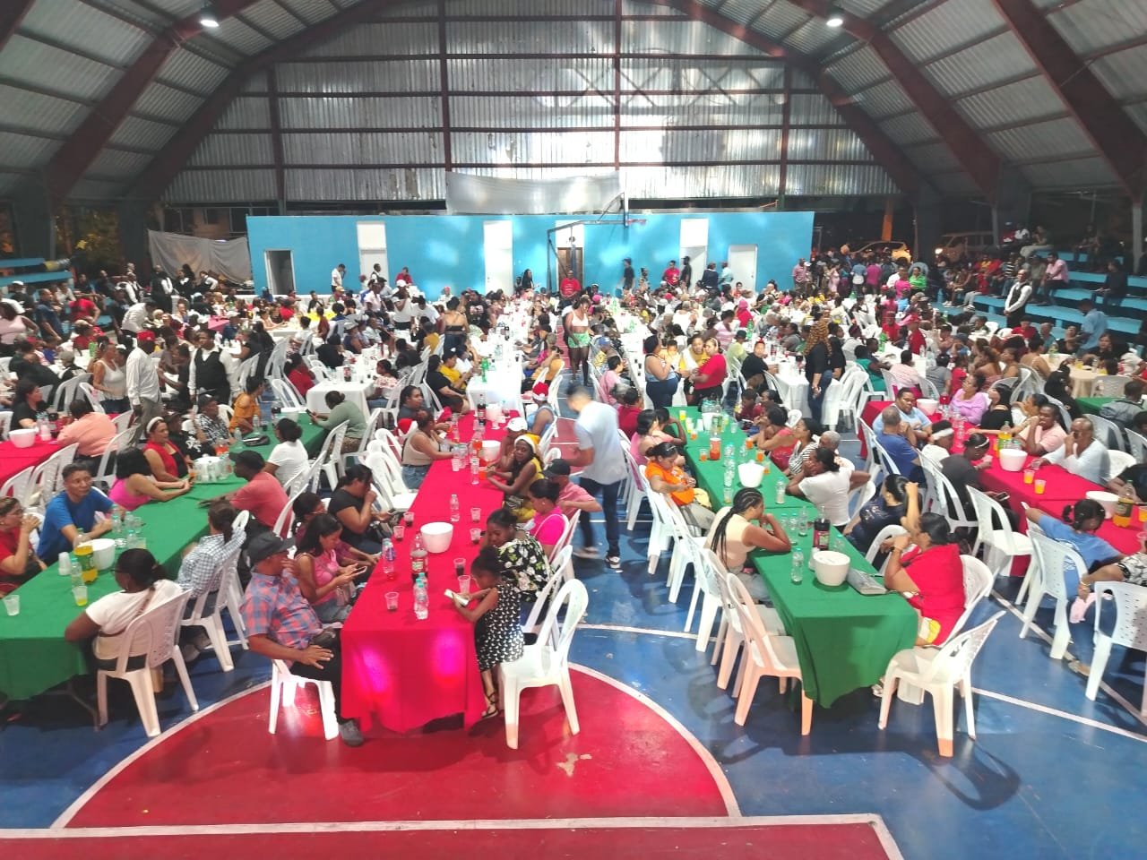 Alcaldesa Betty Gerónimo encabeza cena navideña junto a residentes en Los Guaricanos SDN