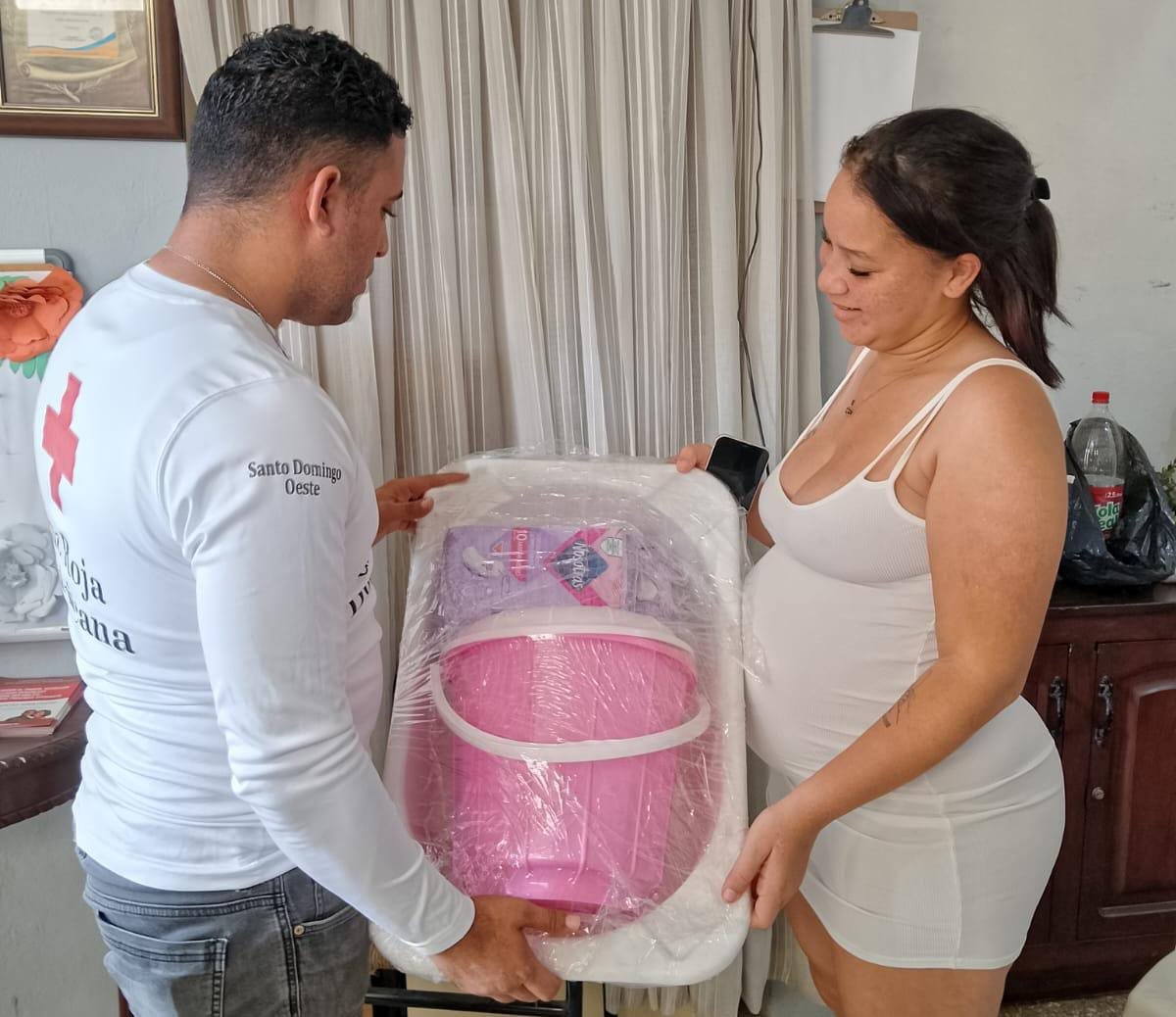 Cruz Roja Dominicana filial Santo Domingo Oeste entrega canastillas a embarazadas