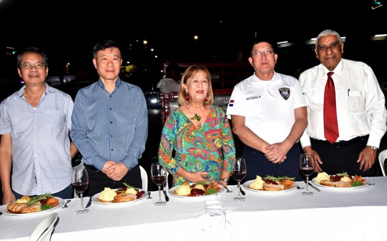 Centro de la Colonia China y Fundación Flor Para Todos celebran tradicional Cena de Navidad en el Barrio Chino de Santo Domingo