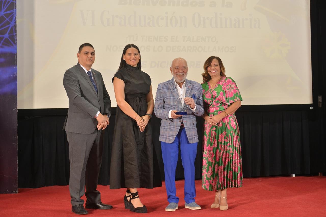 ICOPER reconoce trayectoria del comunicador Jochy Santos en su VI Graduación