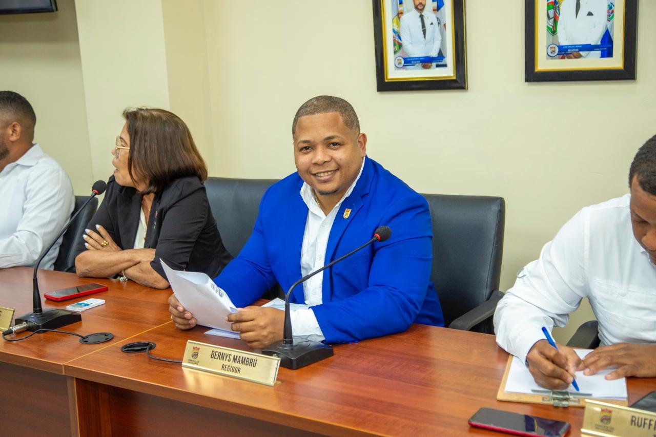 Regidor Bernys Mambrú cierra un año de gestión marcado por el compromiso social y comunitario en Santo Domingo Norte