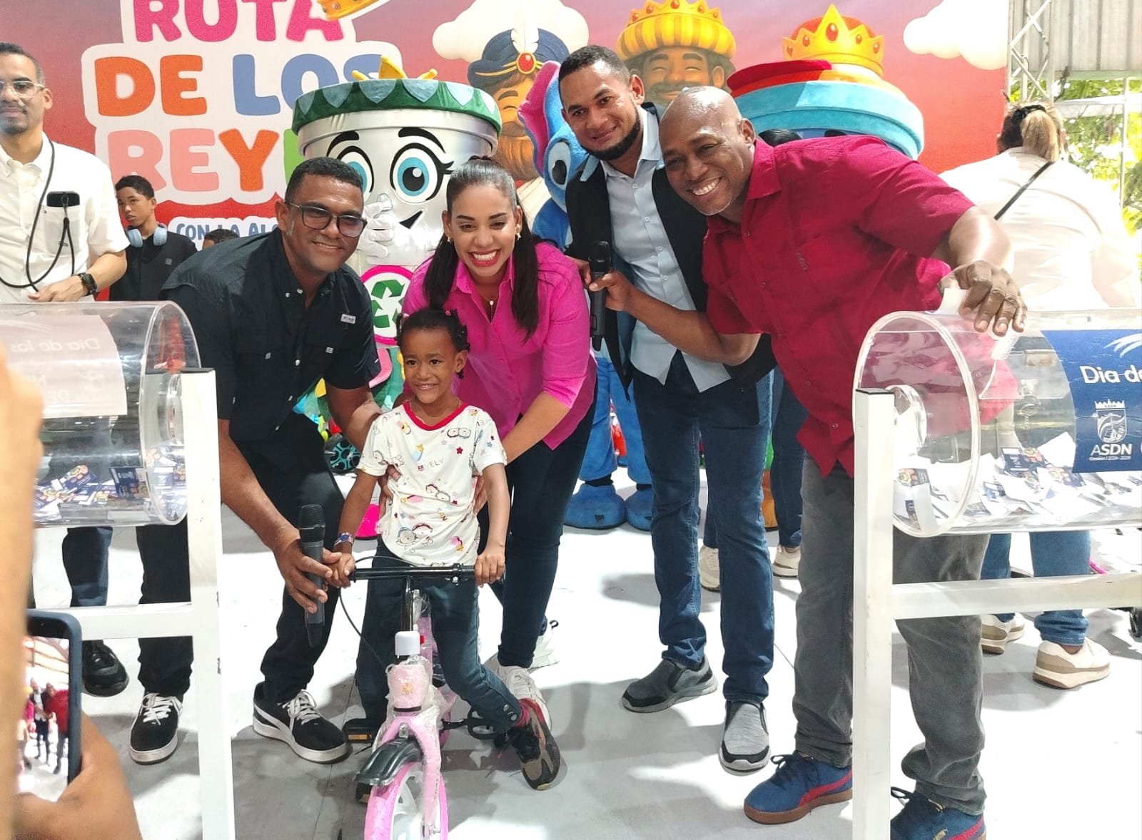 ASDN continúa entrega de juguetes en sectores de Santo Domingo Norte