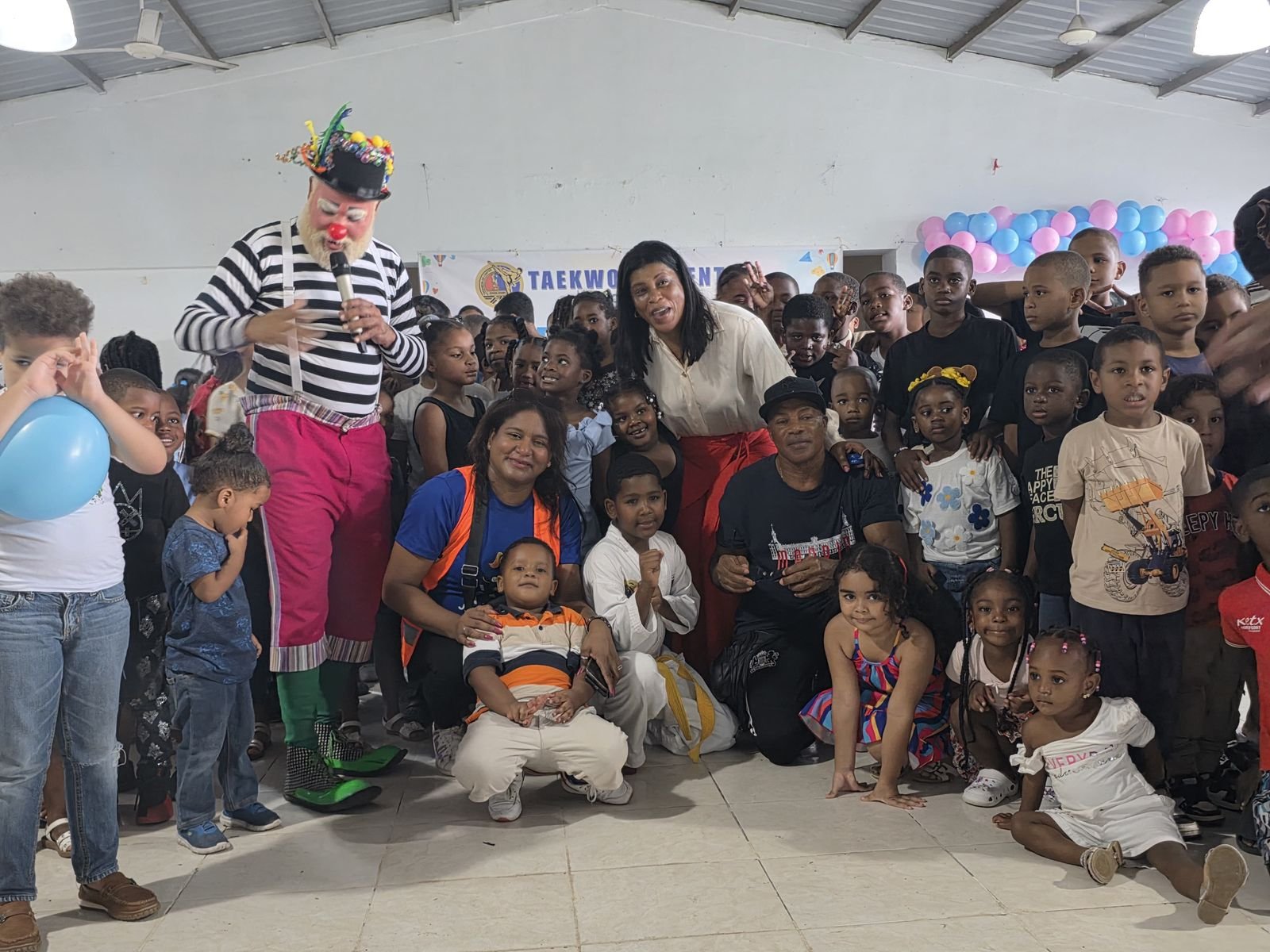 La Fundación Ramona Rosario Taekwondo Center entrega regalos de Reyes a niños de Guaricano en homenaje a Bryan Mateo