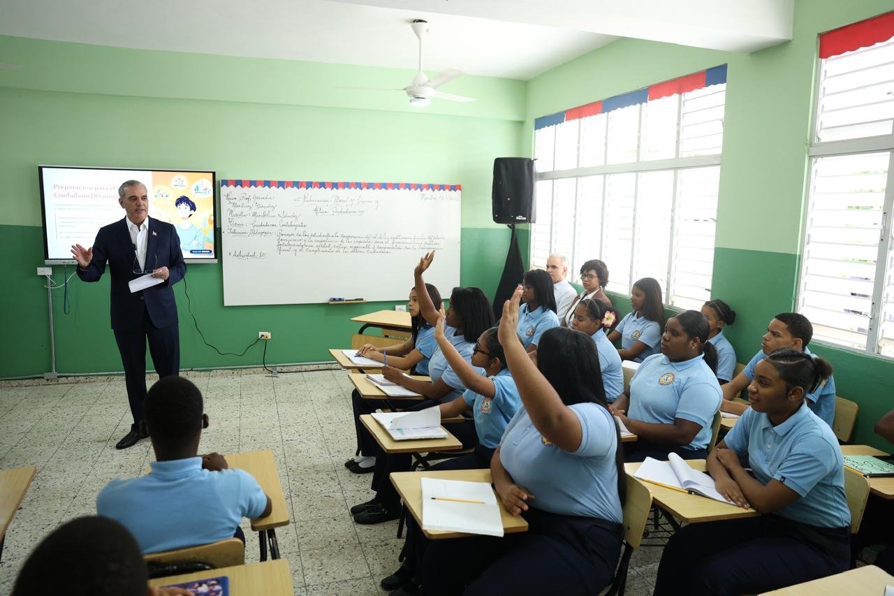 Estudiantes resaltan impacto de la enseñanza de Moral, Cívica y Ética Ciudadana durante visita del presidente Luis Abinader
