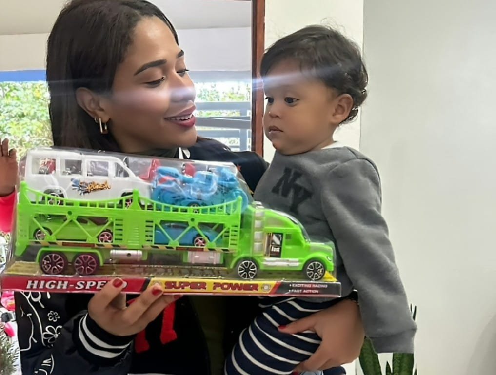 Steffany Constanza lleva alegría y esperanza a la niñez en el Día de Reyes