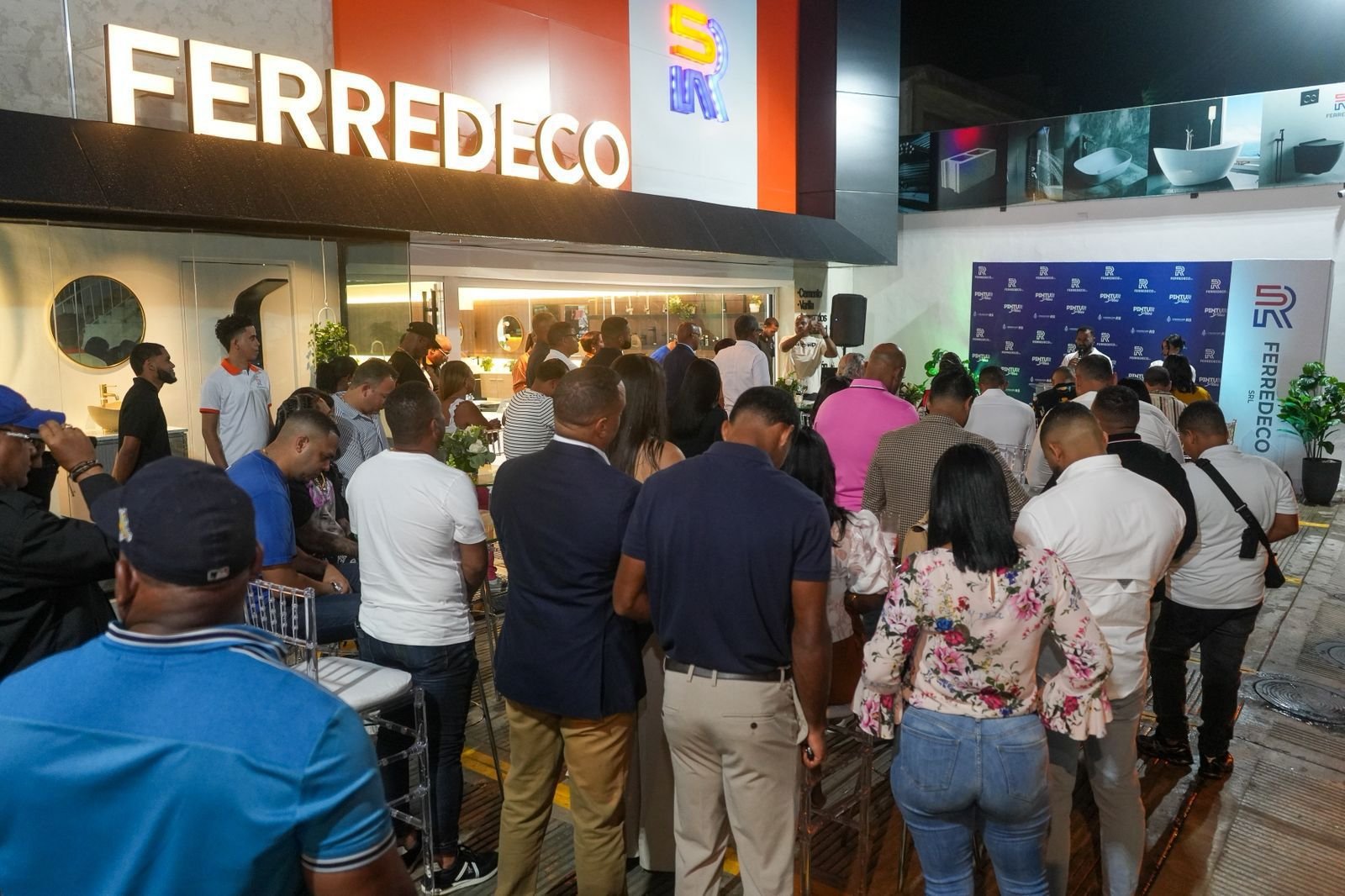 Ferredeco llega a Santo Domingo Este y estrena su línea de pinturas Pinturplus