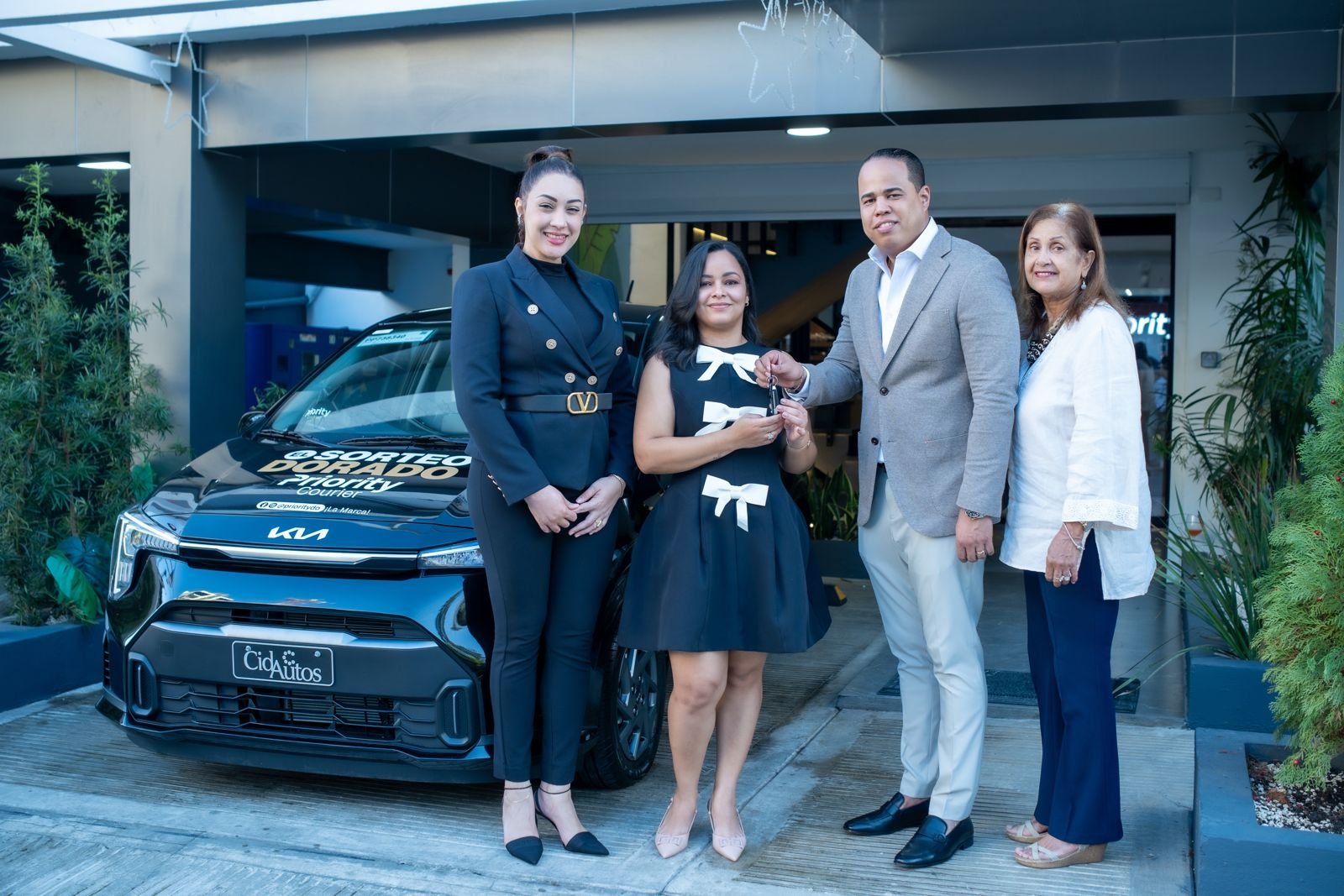 Priority Courier entrega automóvil a ganadora de su Sorteo Dorado 2025
