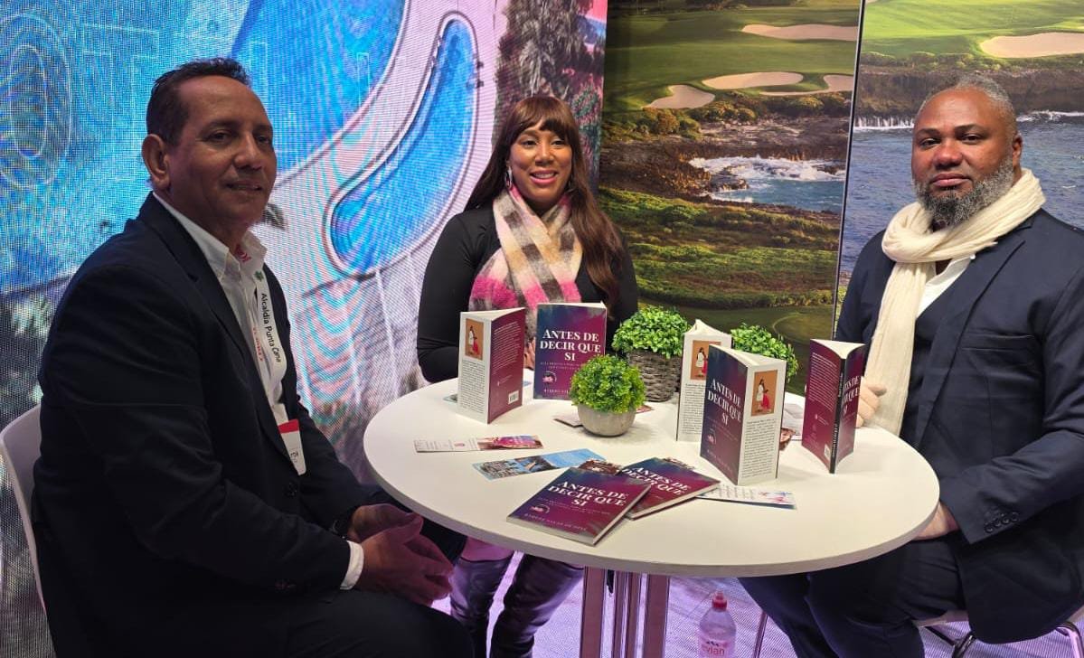 Más allá del turismo: Alcaldía de Punta Cana proyecta su talento literario en FITUR con Raquel Salas y «Antes de Decir que Sí»