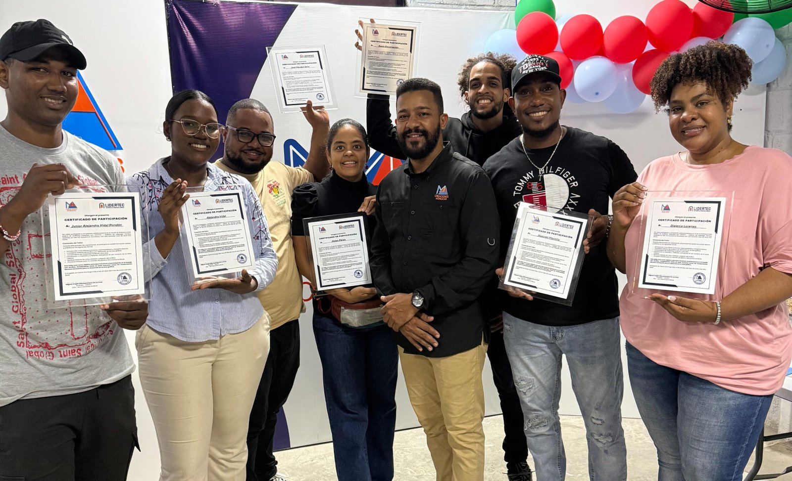 M.A Creaciones Acrílicas y LIDERTEC certifican nuevos técnicos en acrílico