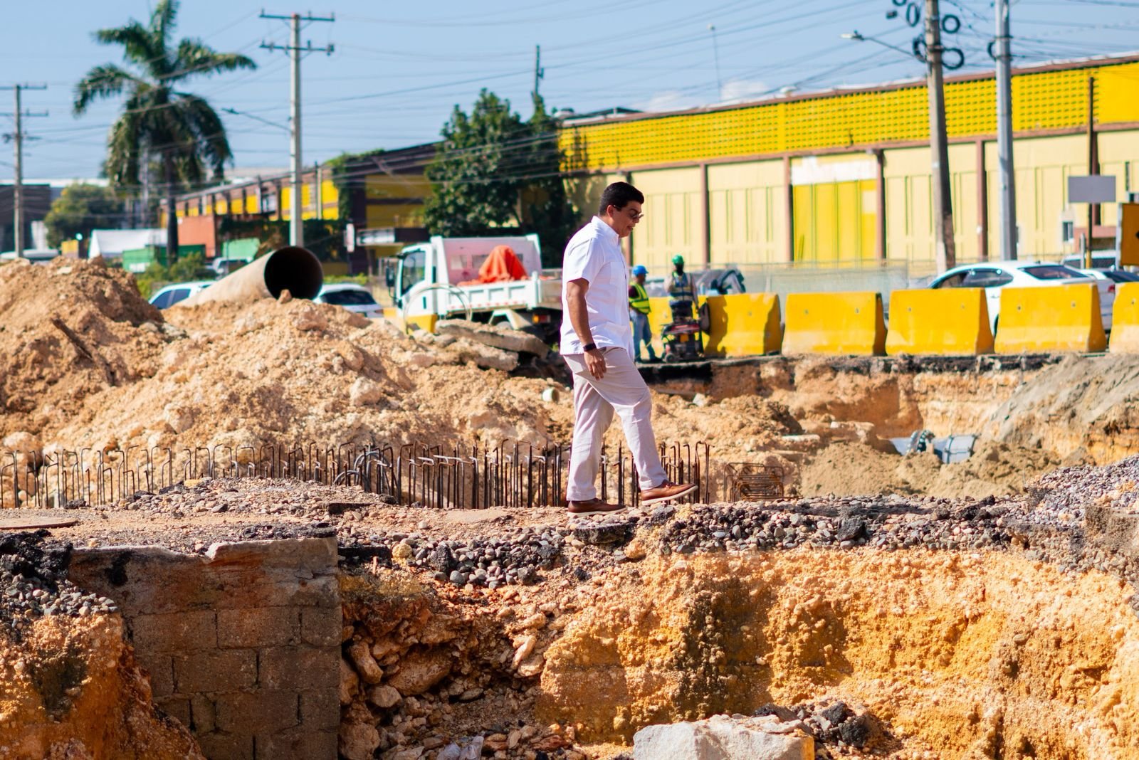 Fellito Suberví recibe trabajos de empalme de tuberías en la avenida Gregorio Luperón