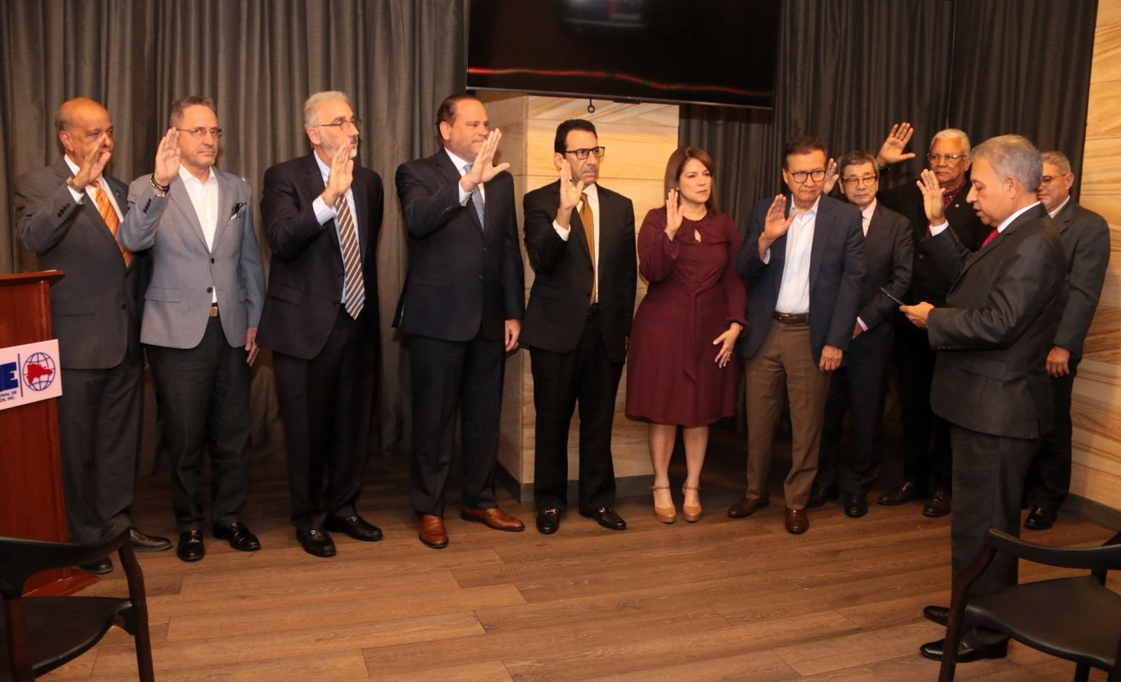 UNE asume nueva directiva con agenda económica propositiva y llamado a reformas estructurales ante menor proyección de crecimiento del país