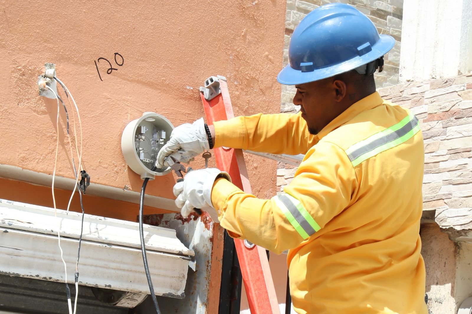 Edeeste intensifica acciones de normalización y desconexiones ilegales en sectores de SDE
