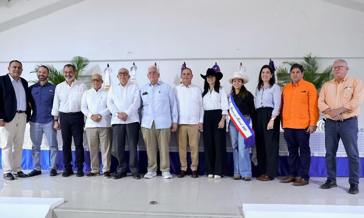 Ministro de Agricultura llama a productores a no dejarle todo a la naturaleza y apostar por la tecnología y la mecanización