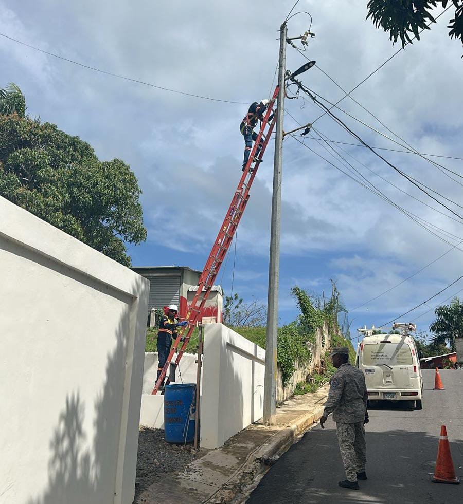 Edeeste desmantela conexión irregular en el Ayuntamiento de El Cedro de Miches y en residencia de la alcaldesa